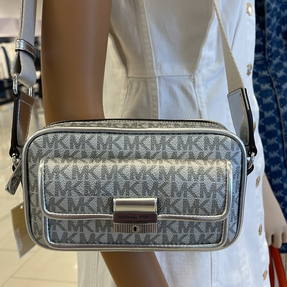 Michael Kors Bradshaw Extra-Small Metallic Signature Logo Camera Crossbody
Silv